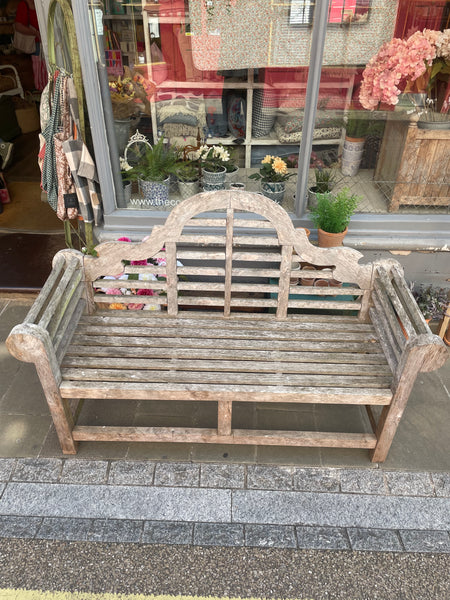 A Lutyen’s style garden bench top view