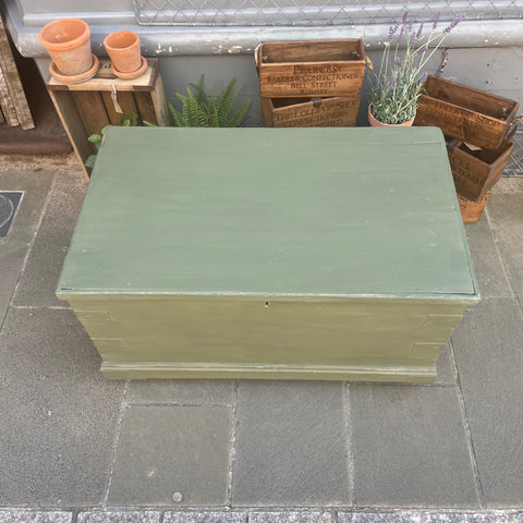 files/Antique_Painted_Blanket_Box_Top.jpg