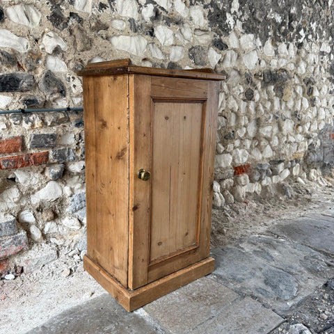 files/Antique_Pine_Pot_Cupboard_front_Left_Sidw.jpg