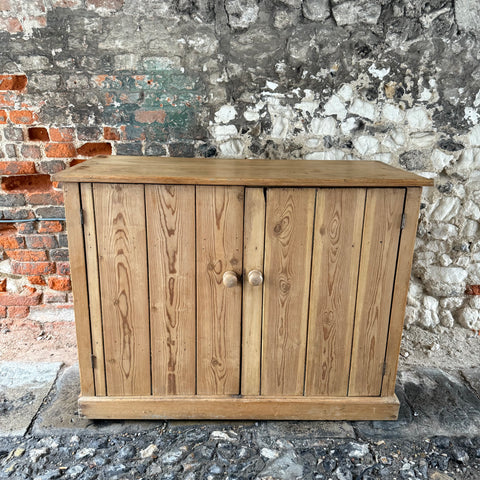 files/Antique_pine_cupboard_front.jpg