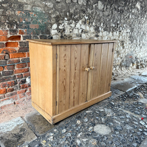 files/Antique_pine_cupboard_left.jpg
