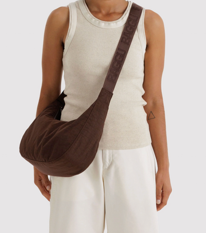 files/Baggu_Medium_Nylon_Crescent_Bag_-_Coffee_Worn.png