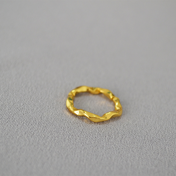 Consortium - Hammered band ring in Goldd