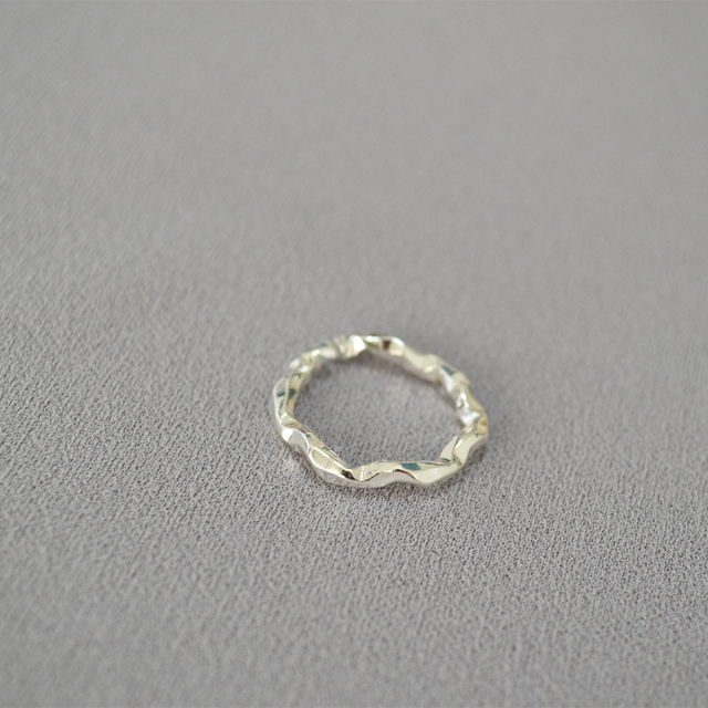 Consortium - Hammered band ring in silver.