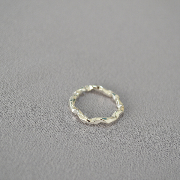 Consortium - Hammered band ring in silver.