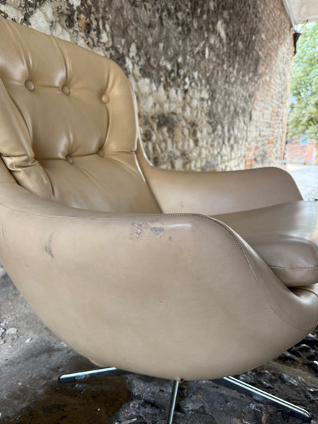 Mid Century Swivel Chair left Close 