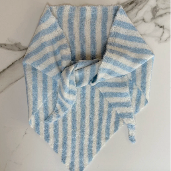 Mynte Triangle Scarf Striped - LIght blue knotted