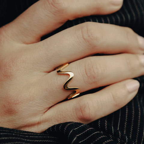 files/Nordic_Muse_Gold_Wave_Ring_front.png