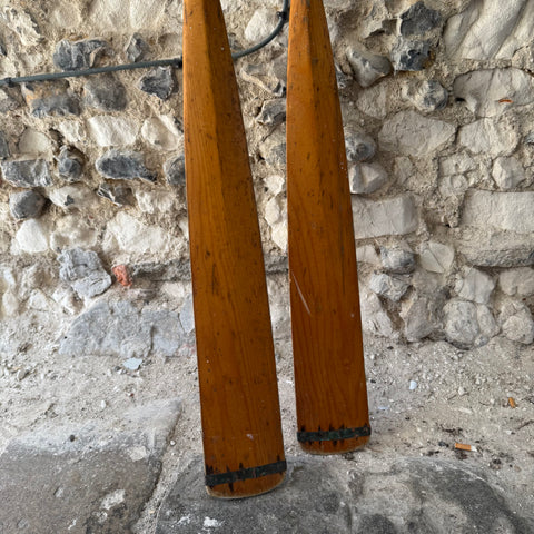 files/Pair_of_Vintage_Wooden_Boat_Oars_1.98_metres_close_up.heic
