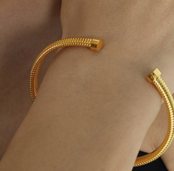 C-Shaped Ridged Bangle in Gold