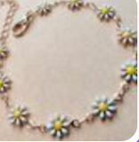 White Leaf - White Daisy Bracelet In White & Gold