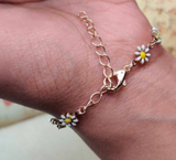 White Leaf - White Daisy Bracelet In White & Gold