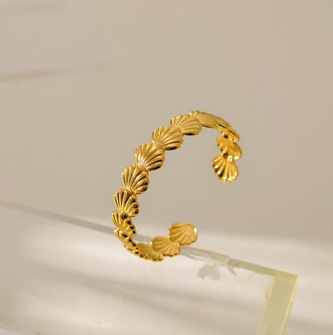 White Leaf Shell Bangle In Gold