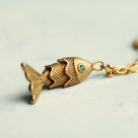 files/Silk_Purse_Sow_s_Ear_Gold_Moving_Fish_Necklace_close.webp