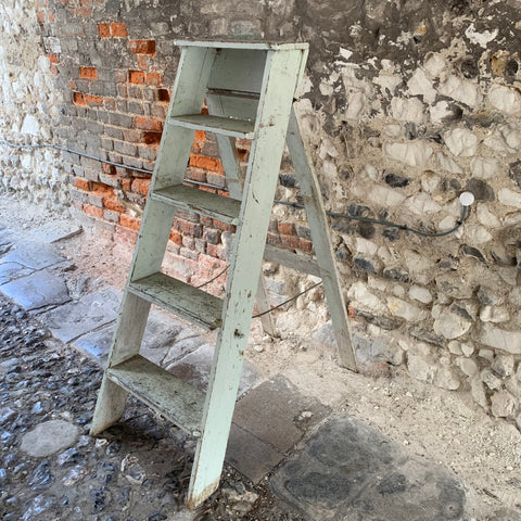 files/Small_Vintage_Step_Ladder.heic