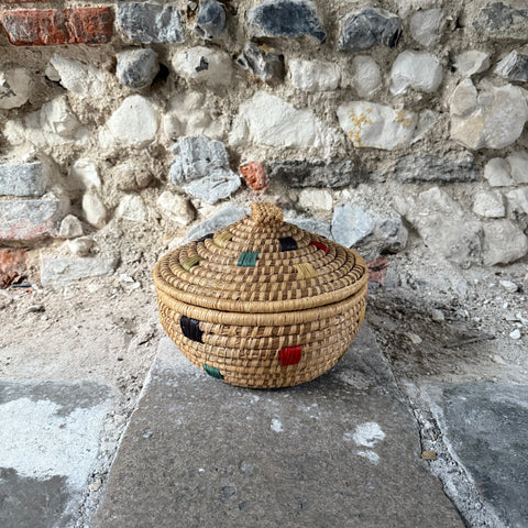 files/Vintage_Handwoven_Grass_Basket.jpg