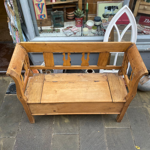files/Vintage_Pine_Lift_Up_Lid_Bench_Top.jpg