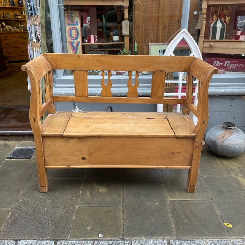 files/Vintage_Pine_Lift_Up_Lid_Bench.jpg
