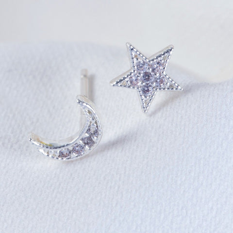 products/moon-and-star-crystal-stud-earrings-gold-o21a0151-900x900.jpg